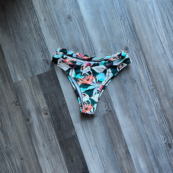 Cupshe Scalloped Floral Bikini Swimsuit Set - Picture 6 of 8